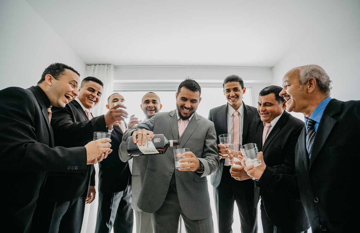 durante seu making of o noivo bebe uisque junto com seus pais e padrinhos casamento rj
