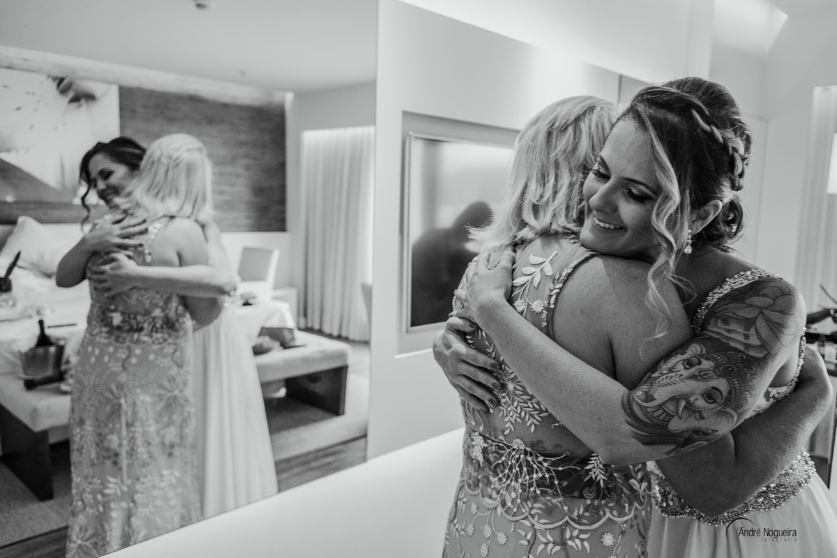 noiva com seu lindo vestido de noiva feito pelo atelier my day abraça sua mãe durante o making of noiva rj