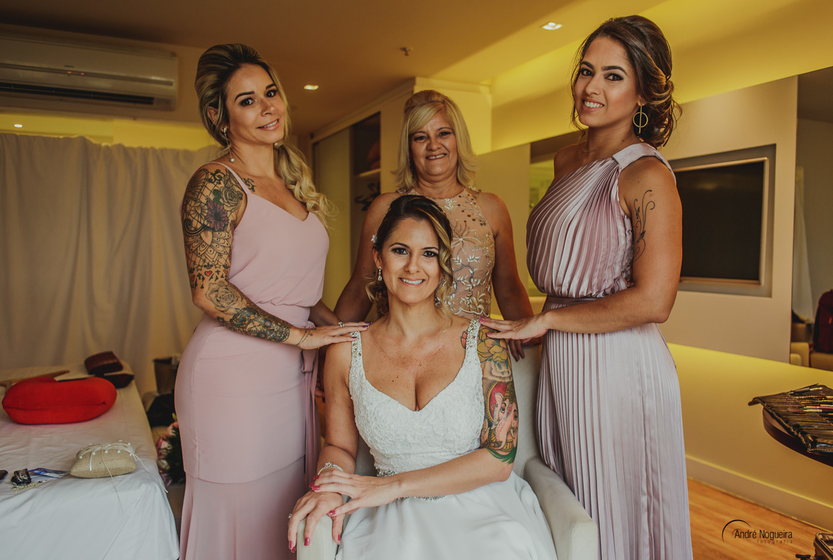noiva posa com a sua mãe irmã e madrinha de casamento rj hotel vogue fotografo de familia rj
