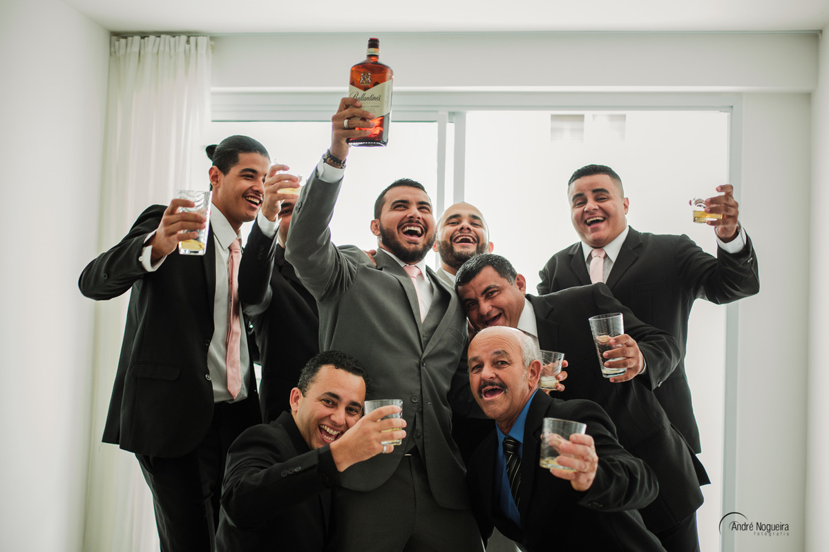 noivos e padrinhos bebendo uisque making of noivo rj
