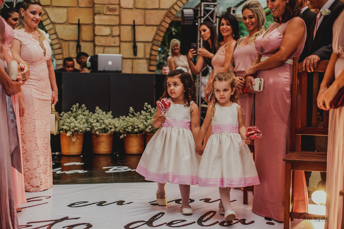 daminhas entrando cerimonia de casamento rj no espaço coliseu eventos vargem grande noiivas rj