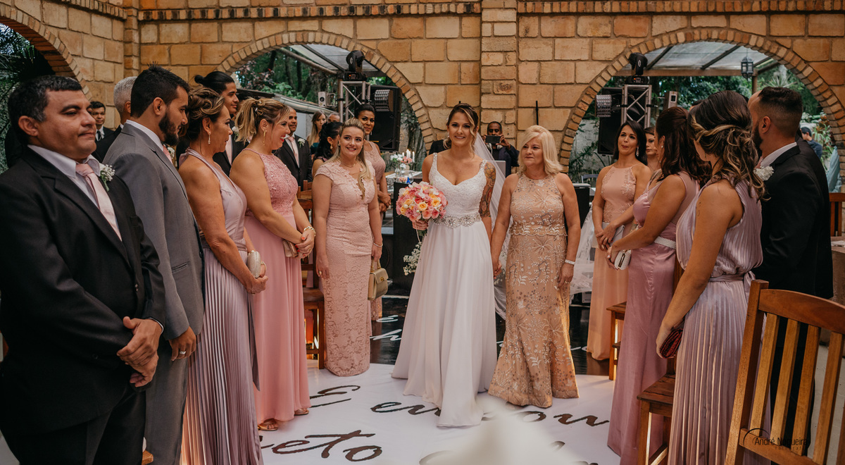 espaço coliseu eventos vargem grande  noiva entra com a sua mãe  durante a cerimonia de casamento