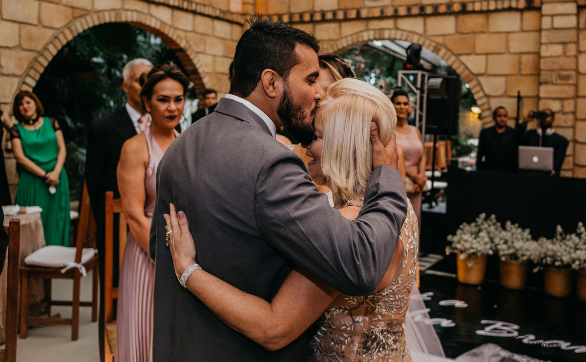 cerimonia de casamento espaço coliseu vargem grande noivo beija a cabeça da mãe da noiva