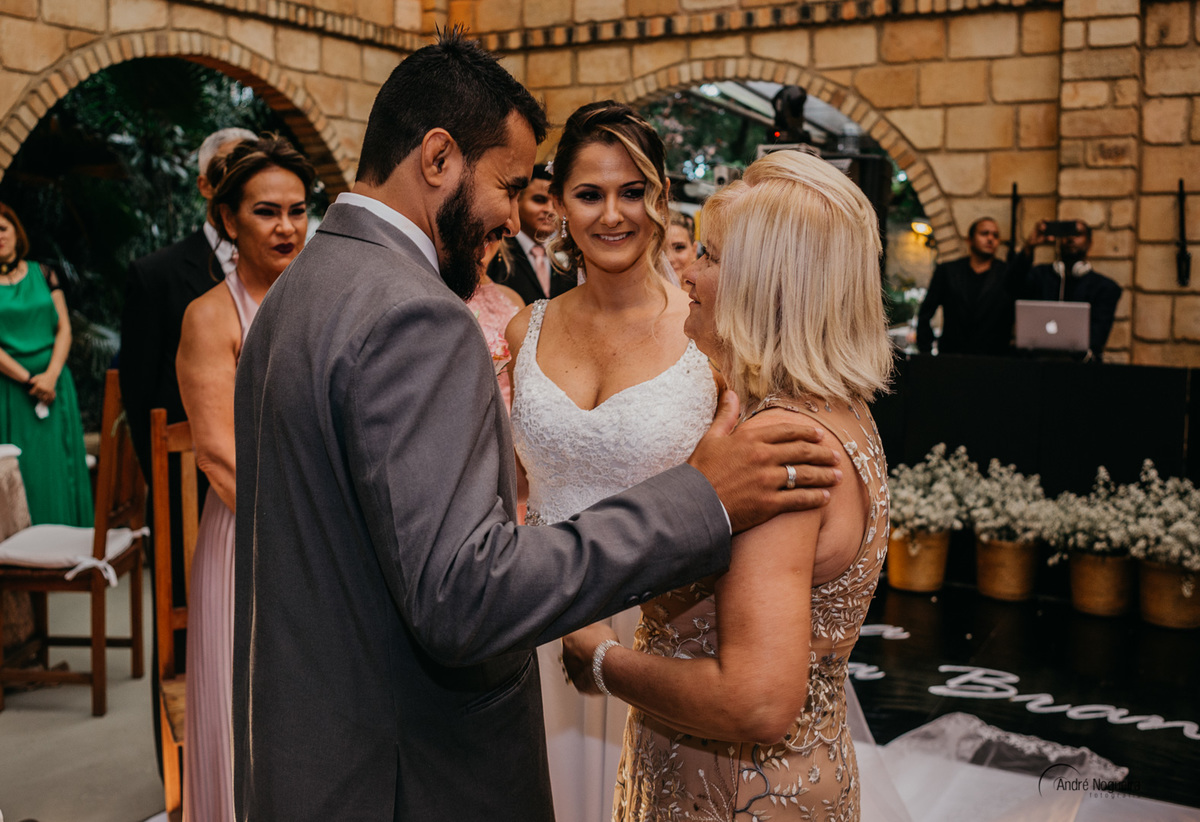 noivo recebe  a noiva das mãos da noiva fotos de casamento rj