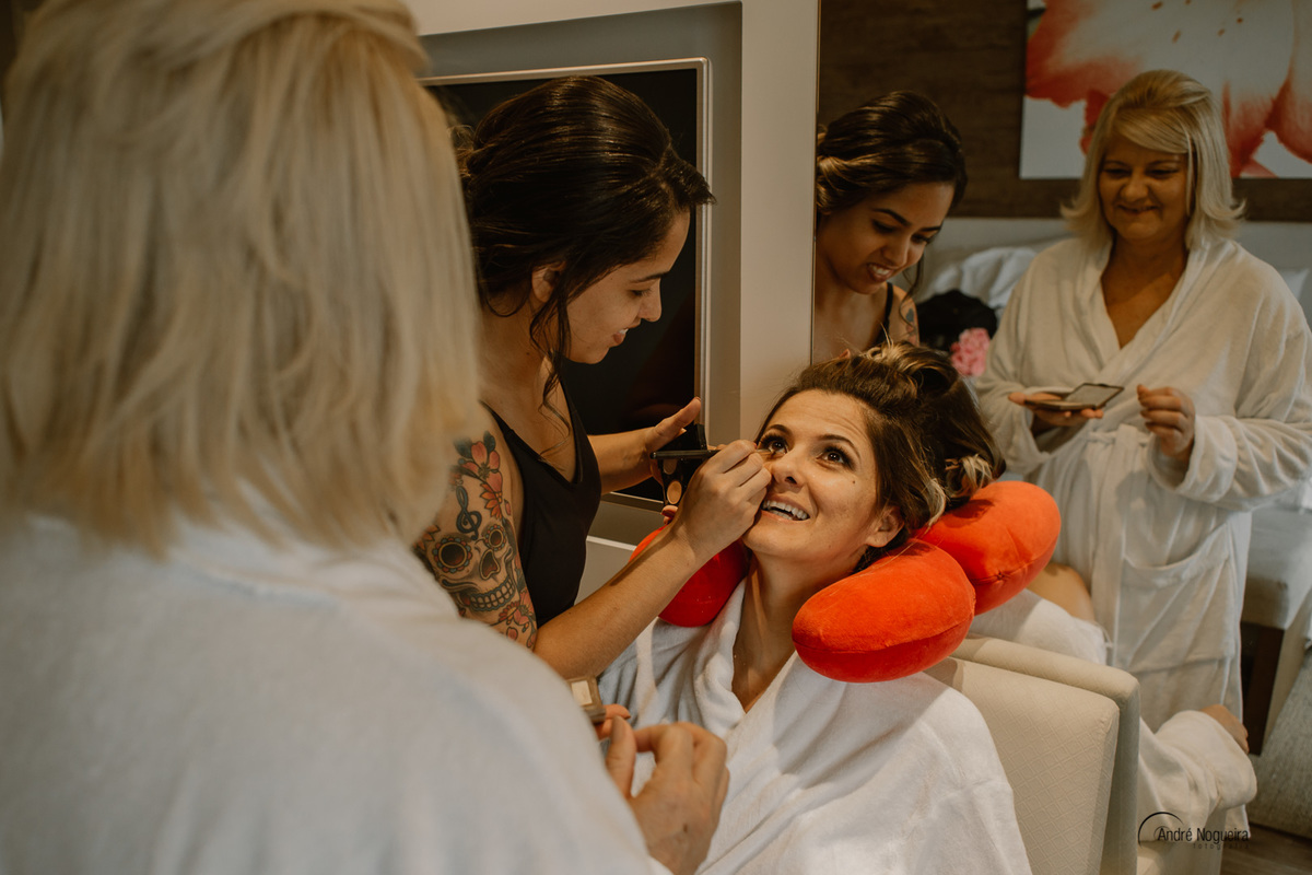 mãe da noiva filha sendo maquiada durante o making of no hotel vogue