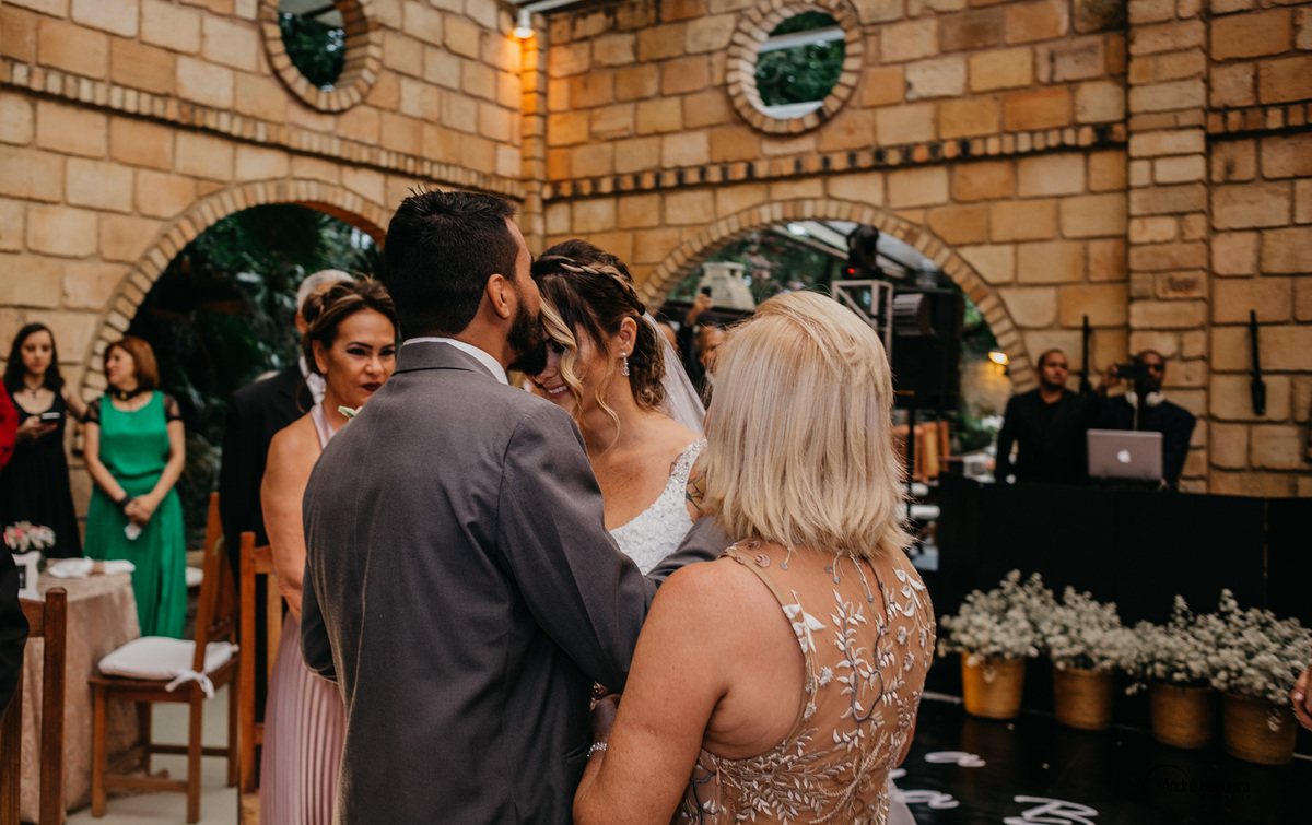 espaço coliseu eventos vargem grande noivo beija a testa de sua noiva fotografo de casamento rj andré nogueira fotografia