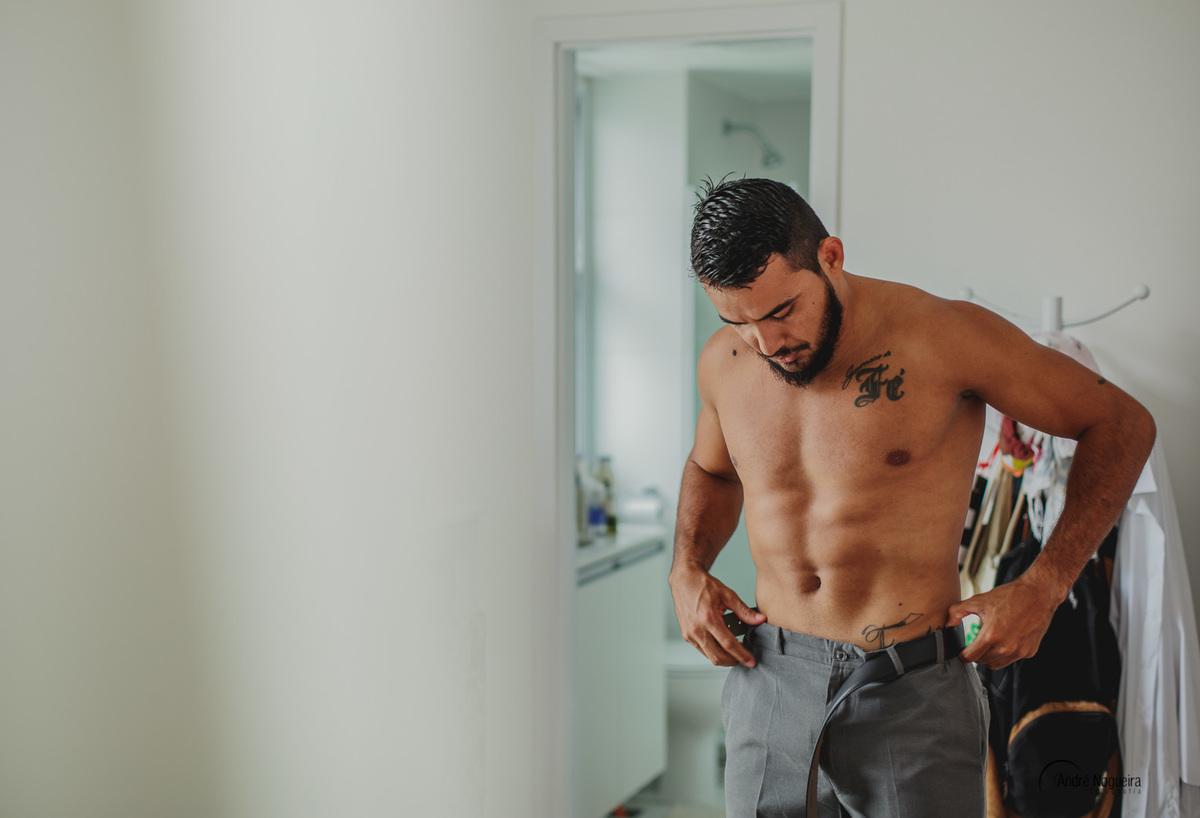 noivo ajeita sua calça making of noivo rj fotografia de casamento rj espaço coliseu eventos vargem grande