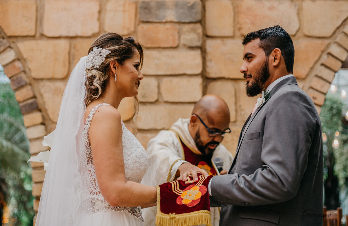 celebrante padre wagner neto abeçoa o casal cerimonia espaço coliseu eventos vargem grande