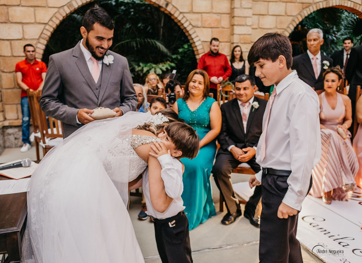 noiva abraça o pajen cerimonia realizada pelo padre wagner neto