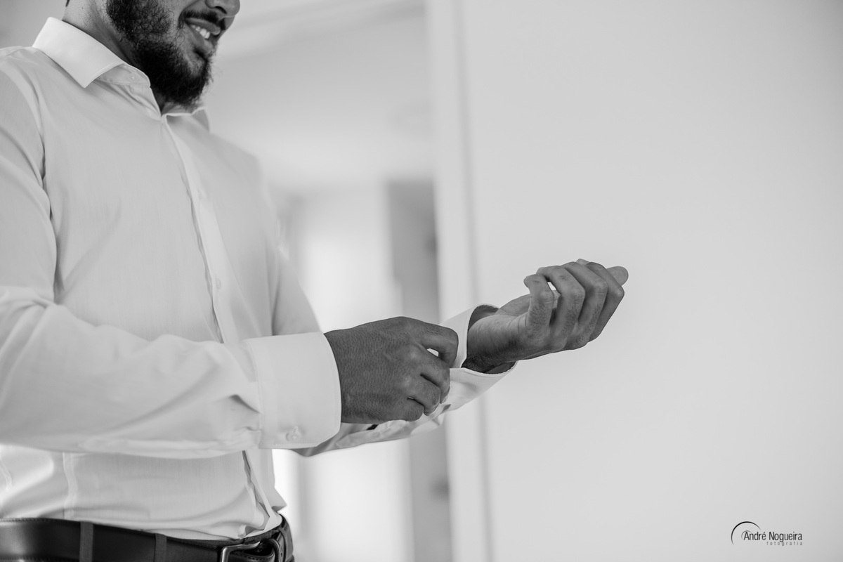 noivo rj ajeita o botao de sua blusa making of rj fotografia de casamento