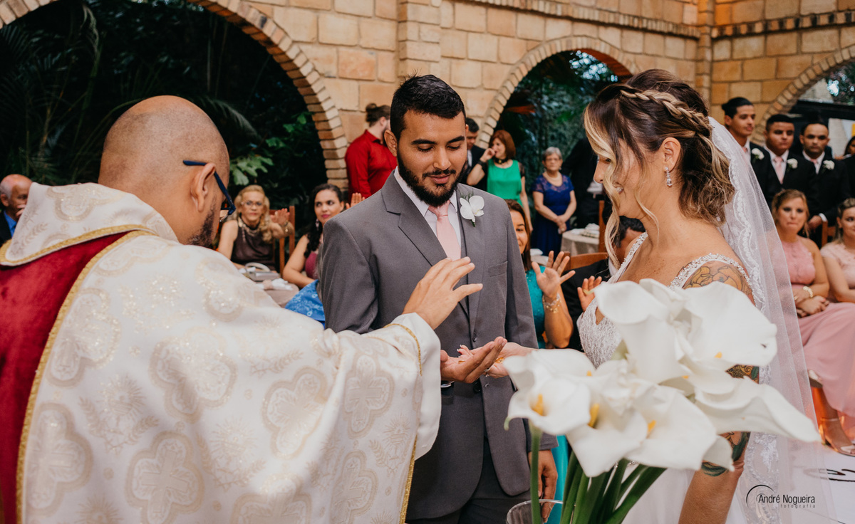 celebrante padre wagner neto abençoa as alianças rj dos noivo cerimonia externa coliseu eventos vargem grande