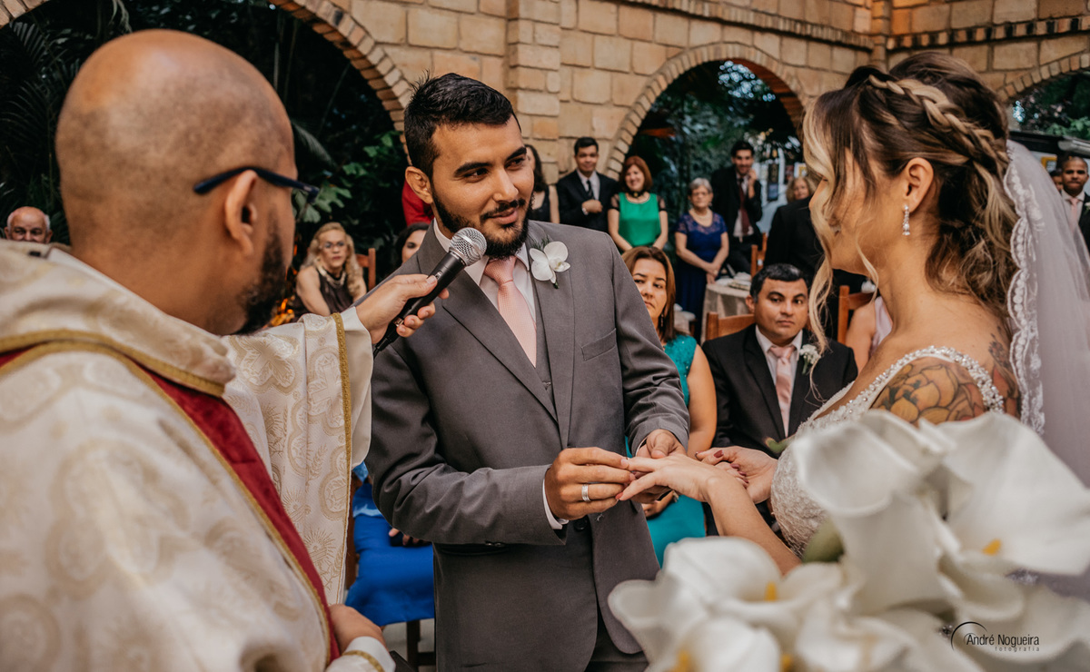 noivo coloca aliança na noiva casamento rj espaço coliseu vargem grande