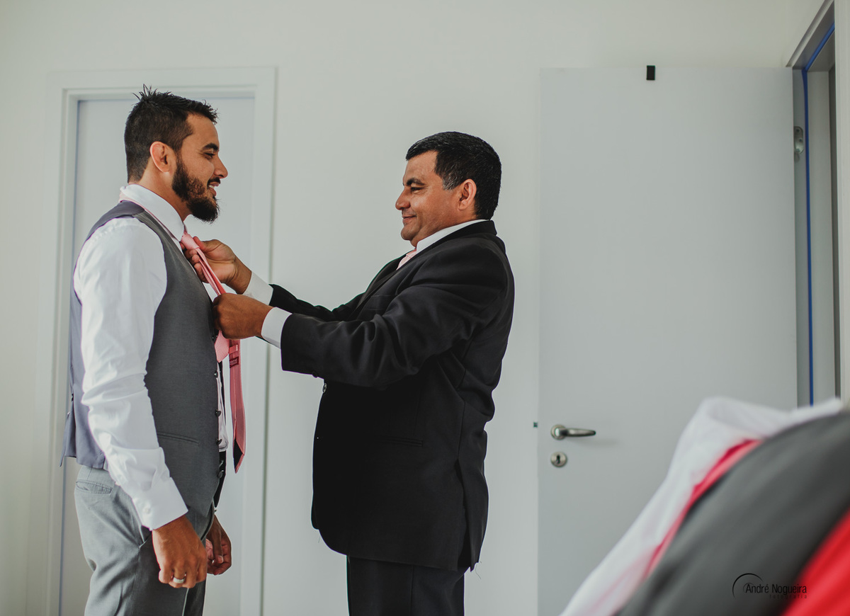 pai do noivo ajeita sua gravata making of noivo rj terno do noivo