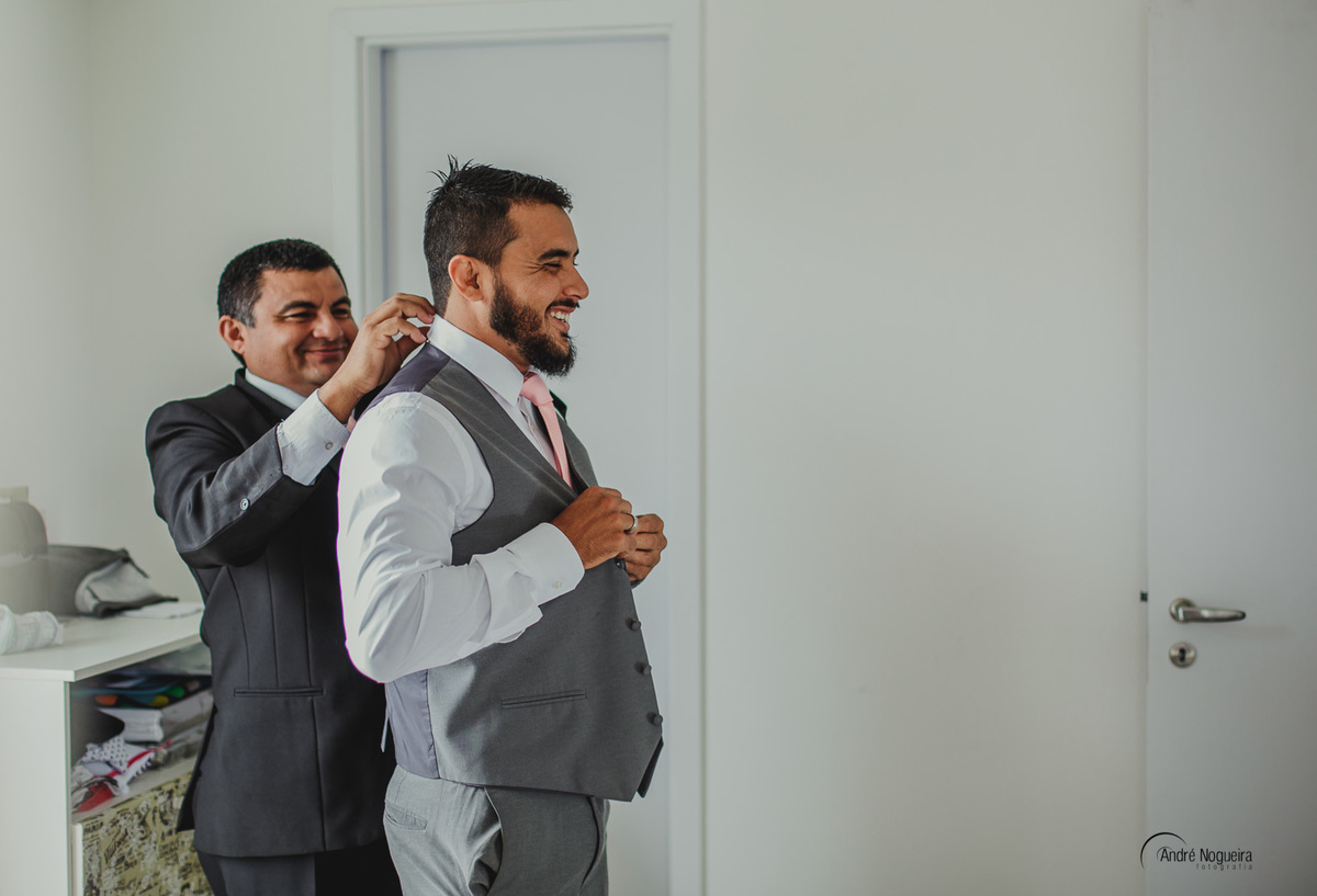fotografo de casamento rj noivo sendo ajudado pelo seu pai no seu making of rj