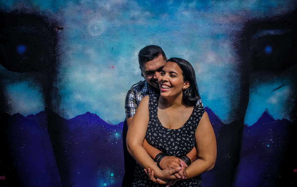 casal abraçado feliz beco do batman ensaio fotografico casal sp