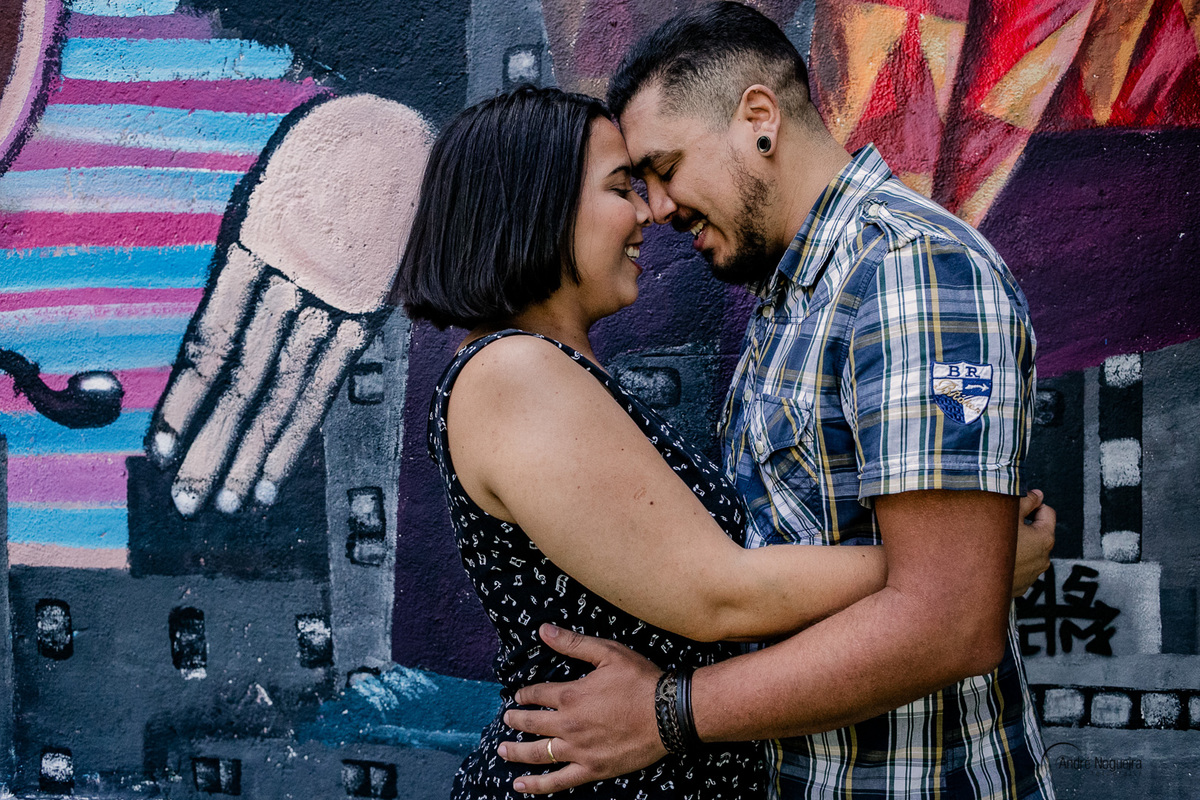 no beco do batman em sp ensaio de casal nas paredes de grafite