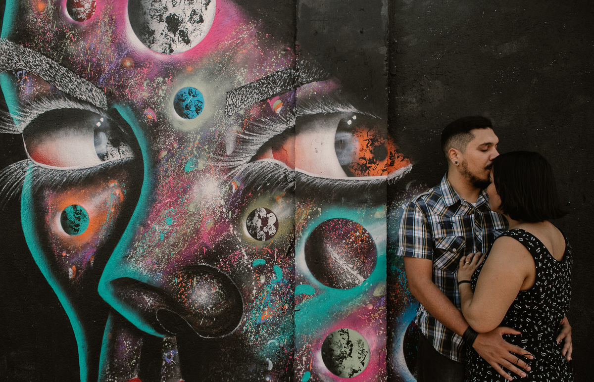 noivo beija a testa da noiva durante o ensaio de casal sp no beco do batman sp