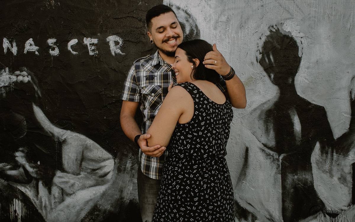 noivo faz carinho na noiva beco do batman sp noivos sp