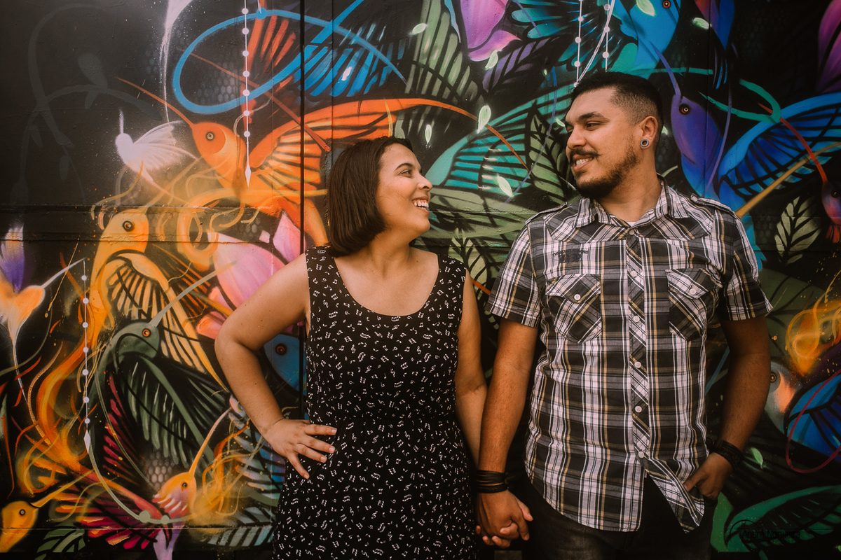 casal feliz ensaio fotografico realizado no beco do batman por andre nogueira fotografia