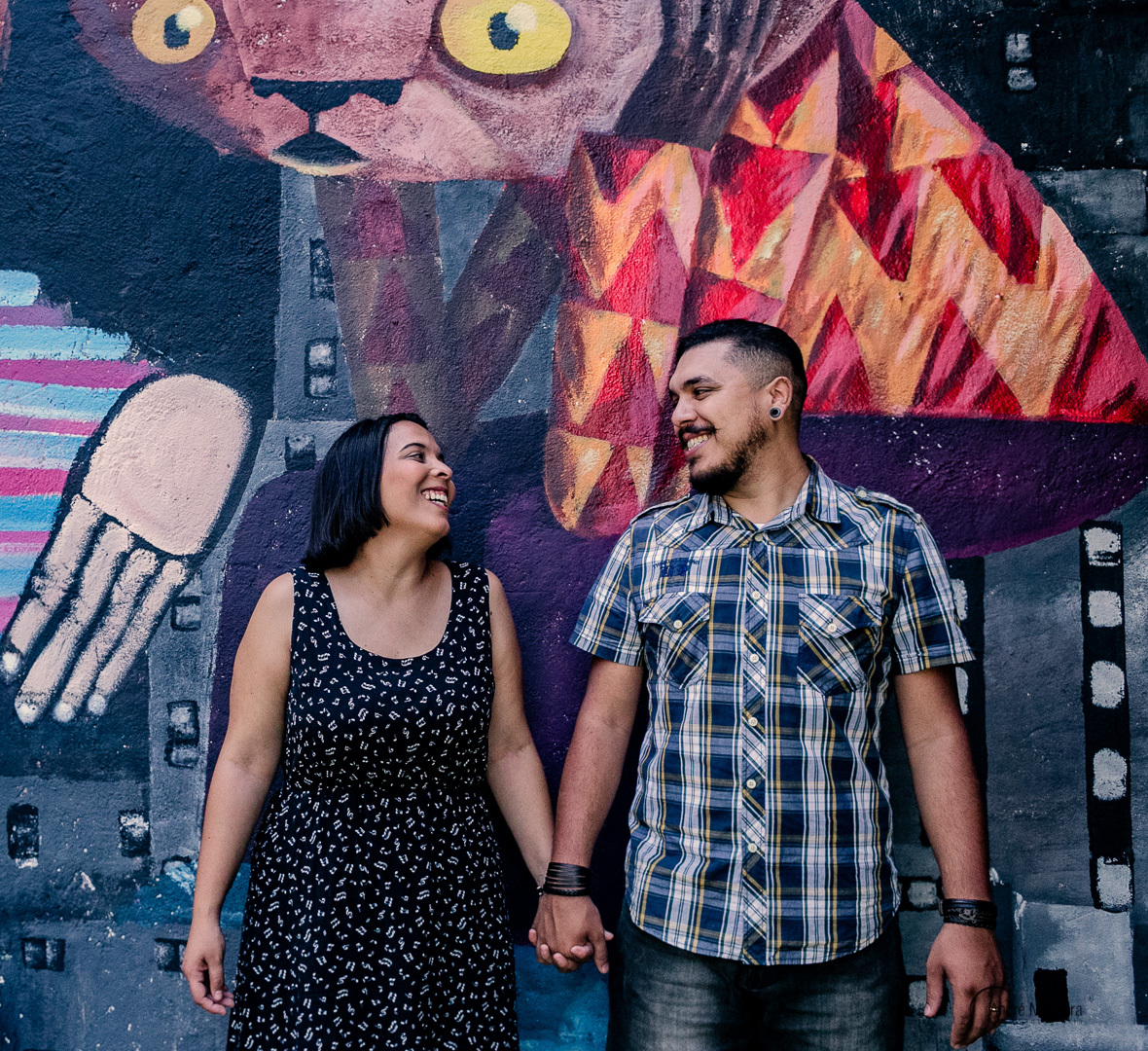de mãos dadas e sorrindo o casal posa para o fotografo andre nogueira fotografia