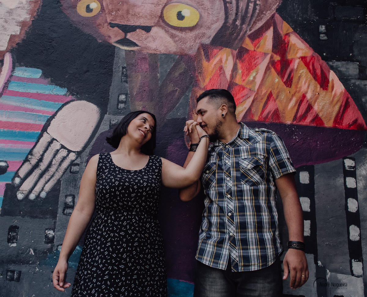 noivo beija a mão de sua noiva durante o ensaio de casal sp realizado no beco do batman