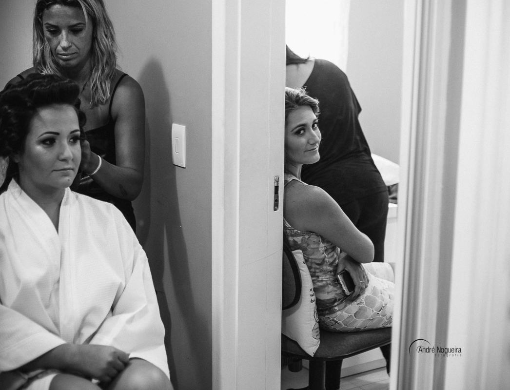 sob o olhar da irmã da noiva.