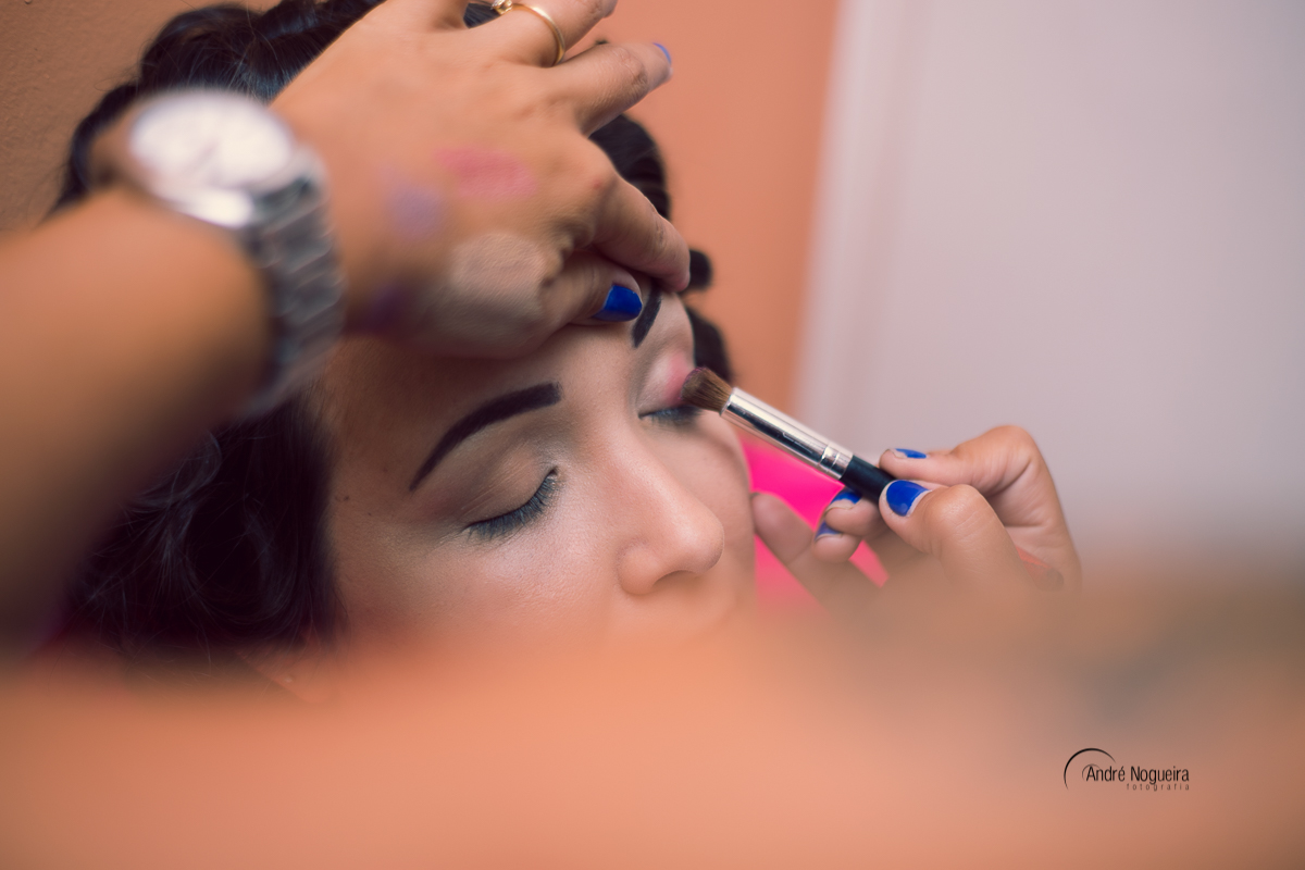 noiva se maquiando para o grande dia