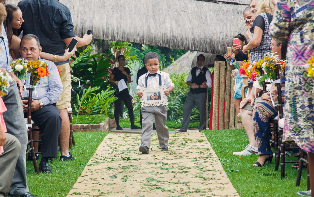 Que pajem lindo anunciando a entrada do noivo
