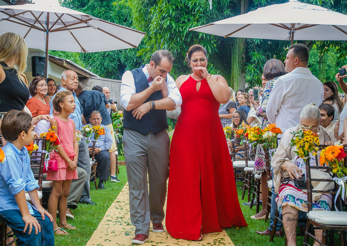 A emoção tomou conta do noivo e da mãe do noivo, durante o caminho ao altar.