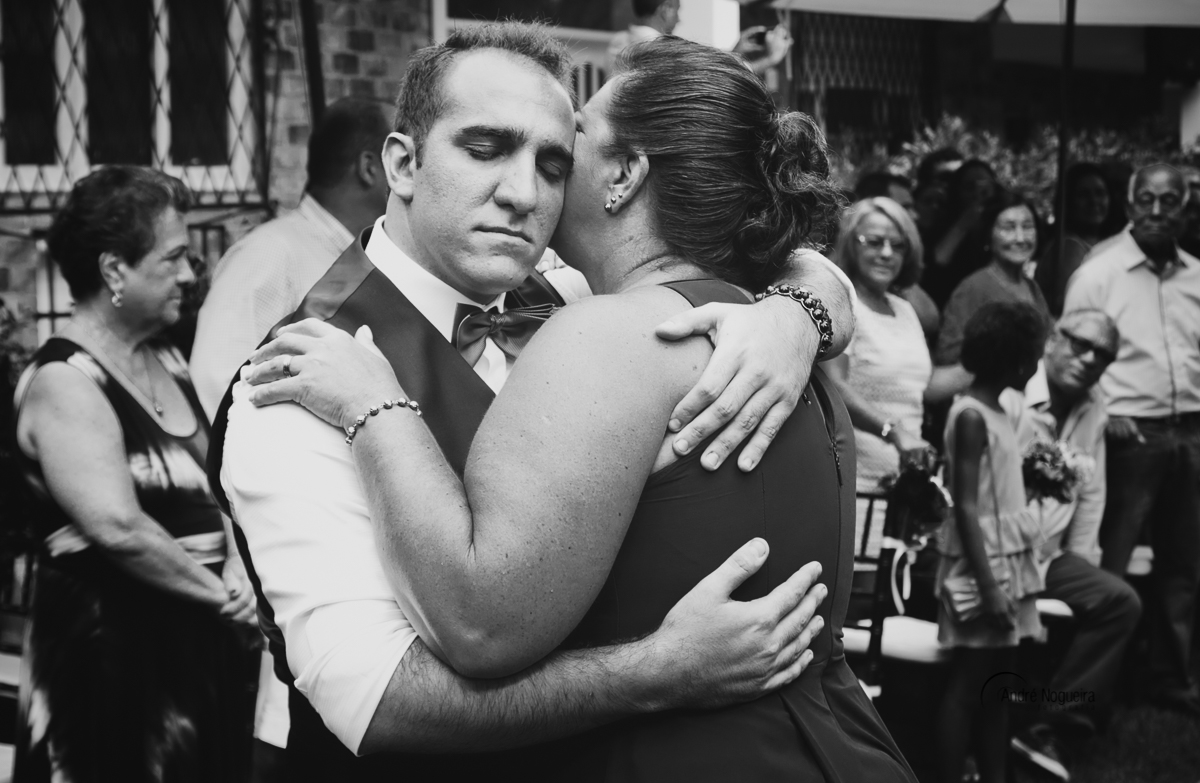 O que falar daquele abraço forte e emocionante da mãe do noivo no noivo?