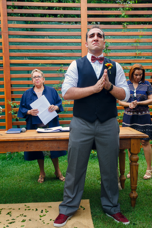 Noivo nervoso e ansioso pela entrada da sua linda noiva, em direção ao altar.