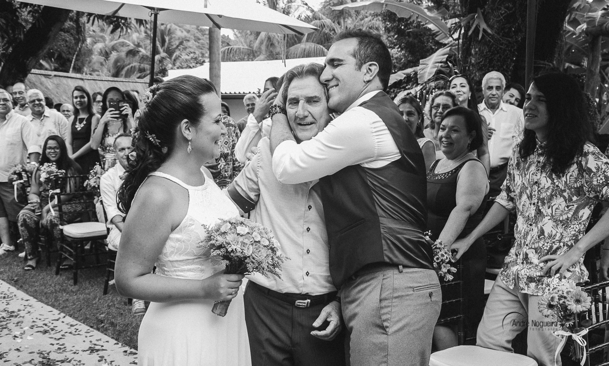 Noivo abraçando o pai da noiva