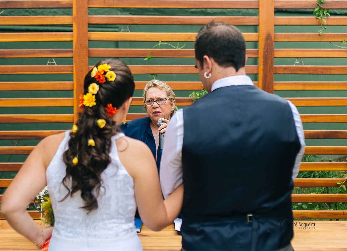 A juiza falando lindas palavras para os noivos