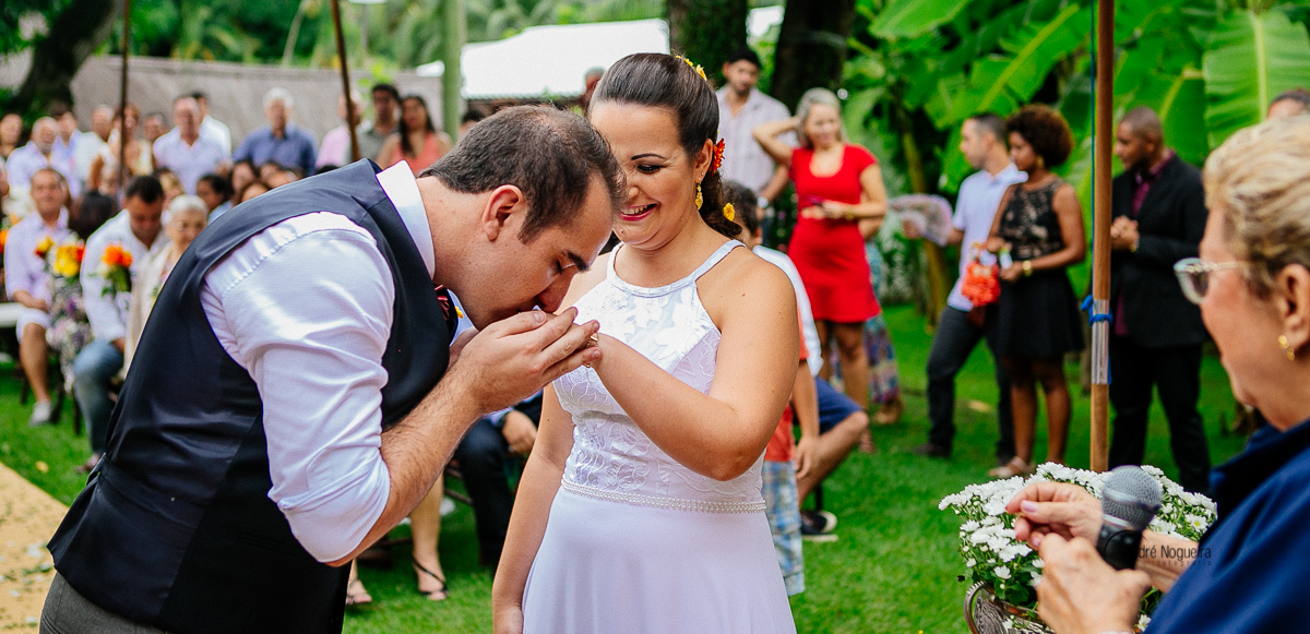 o noivo beijando a mão da noiva