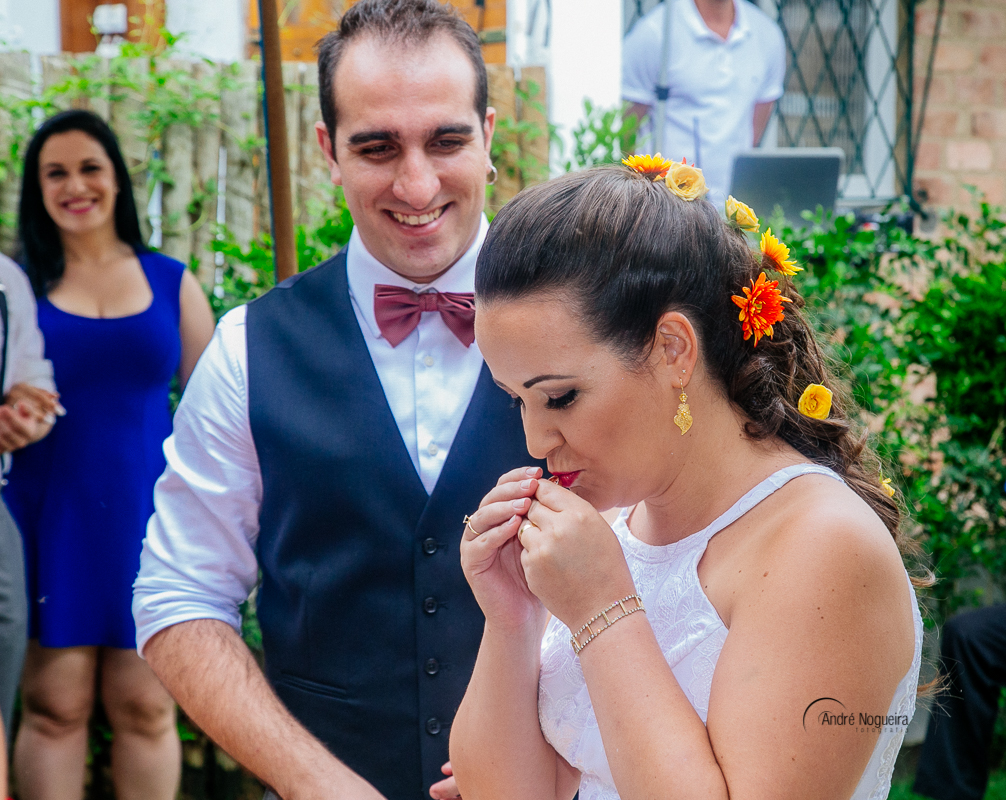 belo gesto da noiva em beijar a aliança