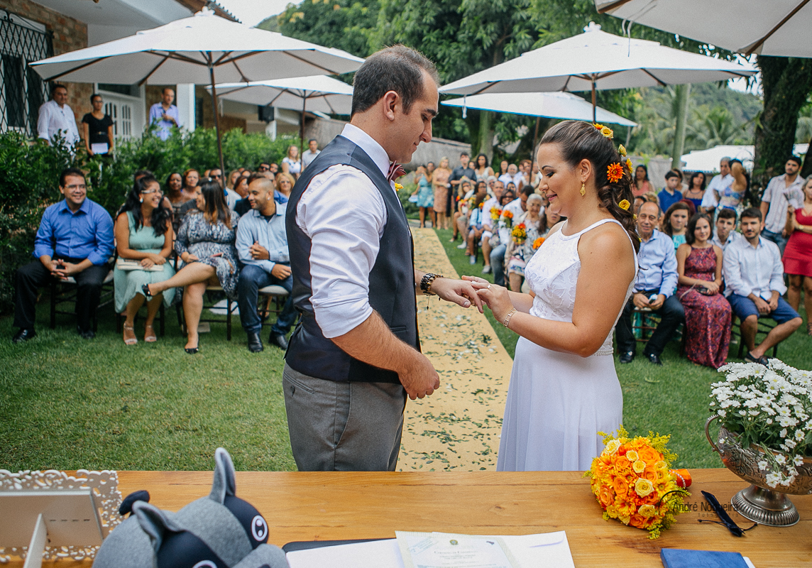 troca de alianças entre os noivos. E a noiva colocando o anel na mão do noivo