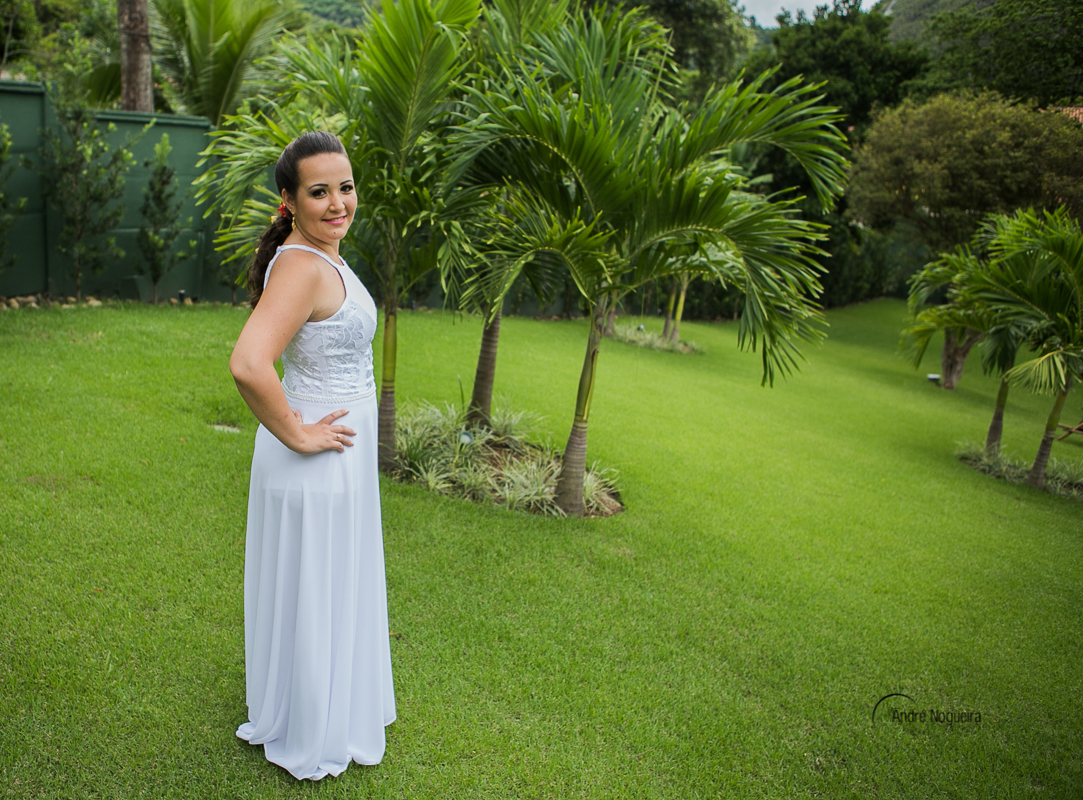 noiva fazendo pose durante o ensaio do casal, pós cerimônia no jardim da vila caniza rj