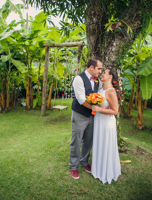 noivos felizes e abraçados no jardim após a cerimônia de casamento.