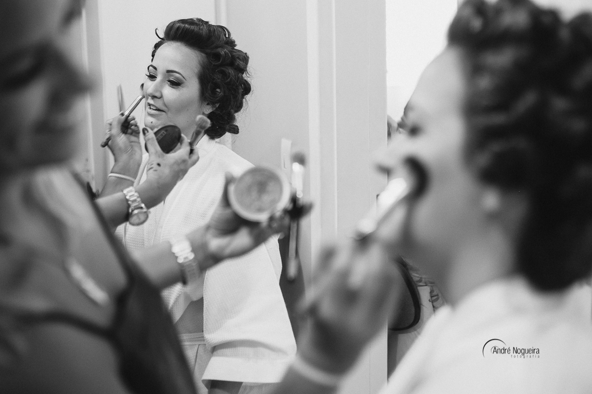 dando aquela reforçada na maquiagem, pois a noiva tem que brilhar mais que tudo nesse casamento.