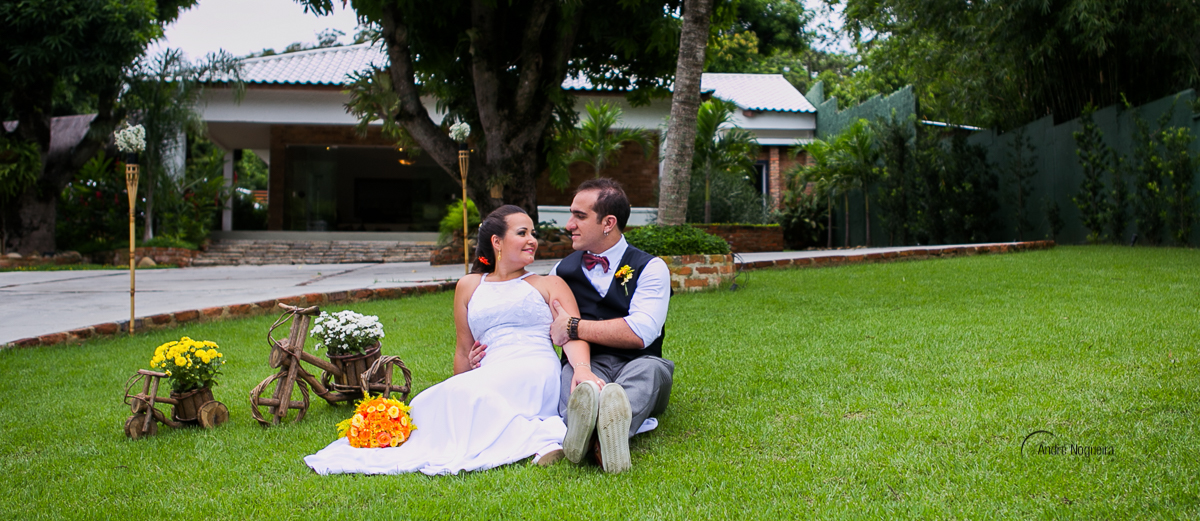 abraçados e sentados e se olhando no jardim da vila caniza rj