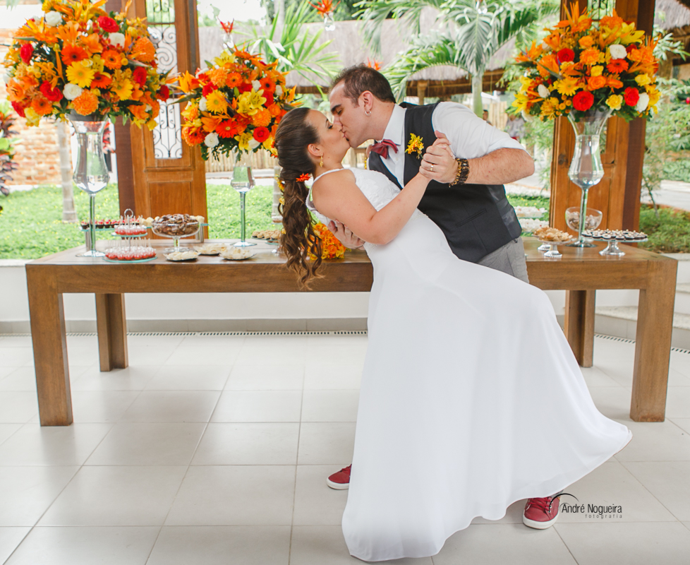 se beijando em frente a mesa do bolo