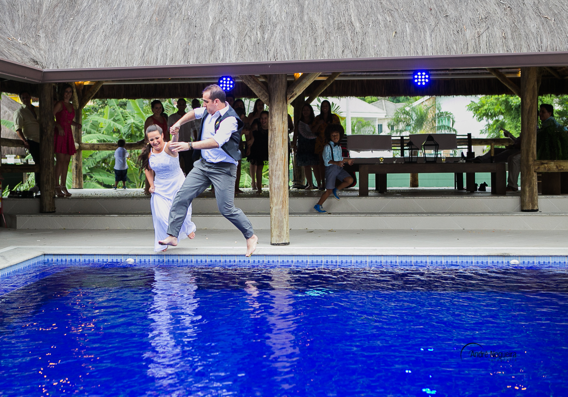 pulando na piscina pra comemorar toda felicidade do mundo