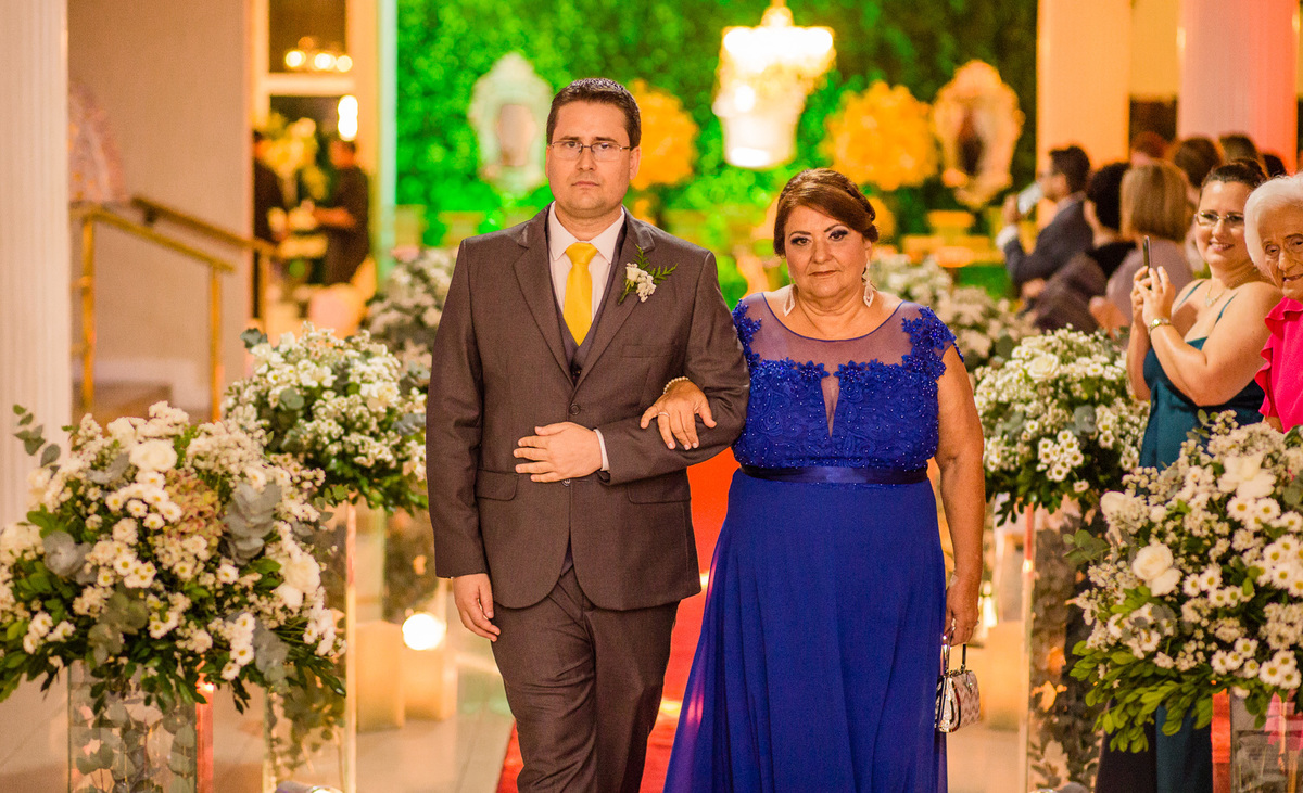 noivo rj entrando para a cerimonia de casamento junto com a sua mãe no salão la festivita prime