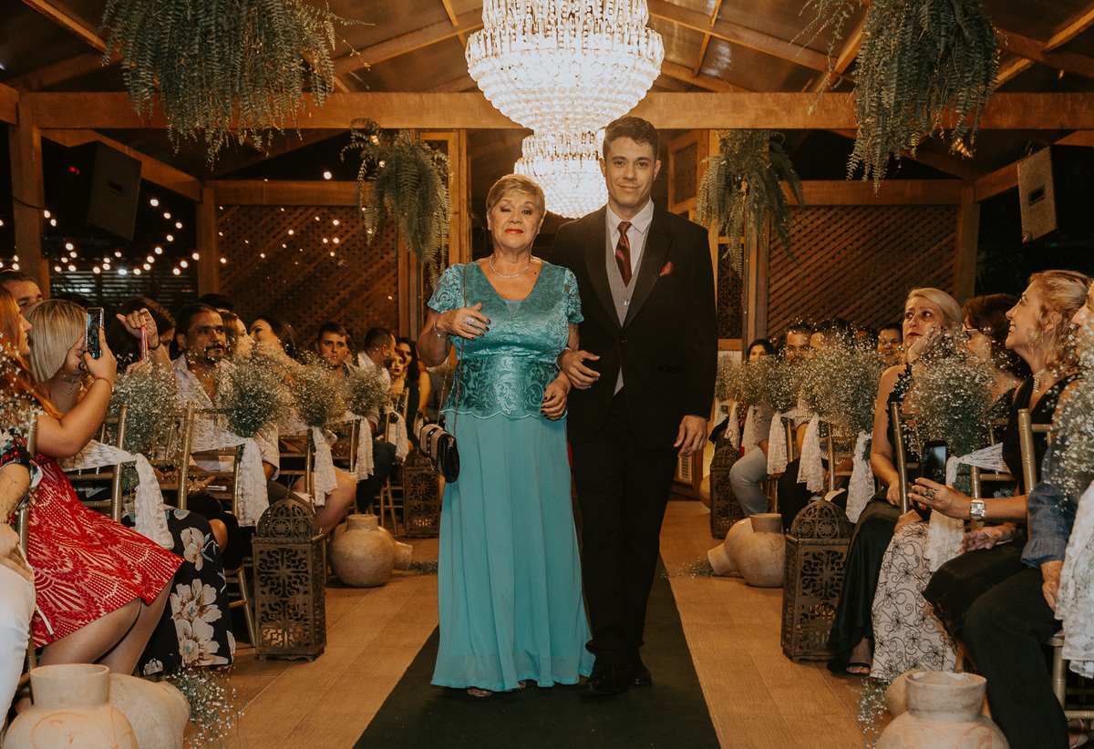 noivo rj entra com a sua mãe para a cerimonia de casamento no sitio das palmeiras