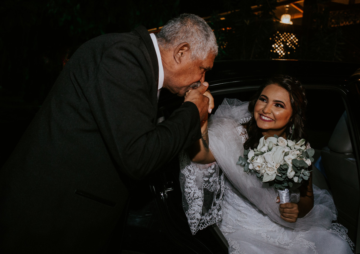 pai da noiva rj beija a mão da sua filha noiva no jardim do sitio das palmeiras por andre nogueira fotografia fotografo de casamento rj