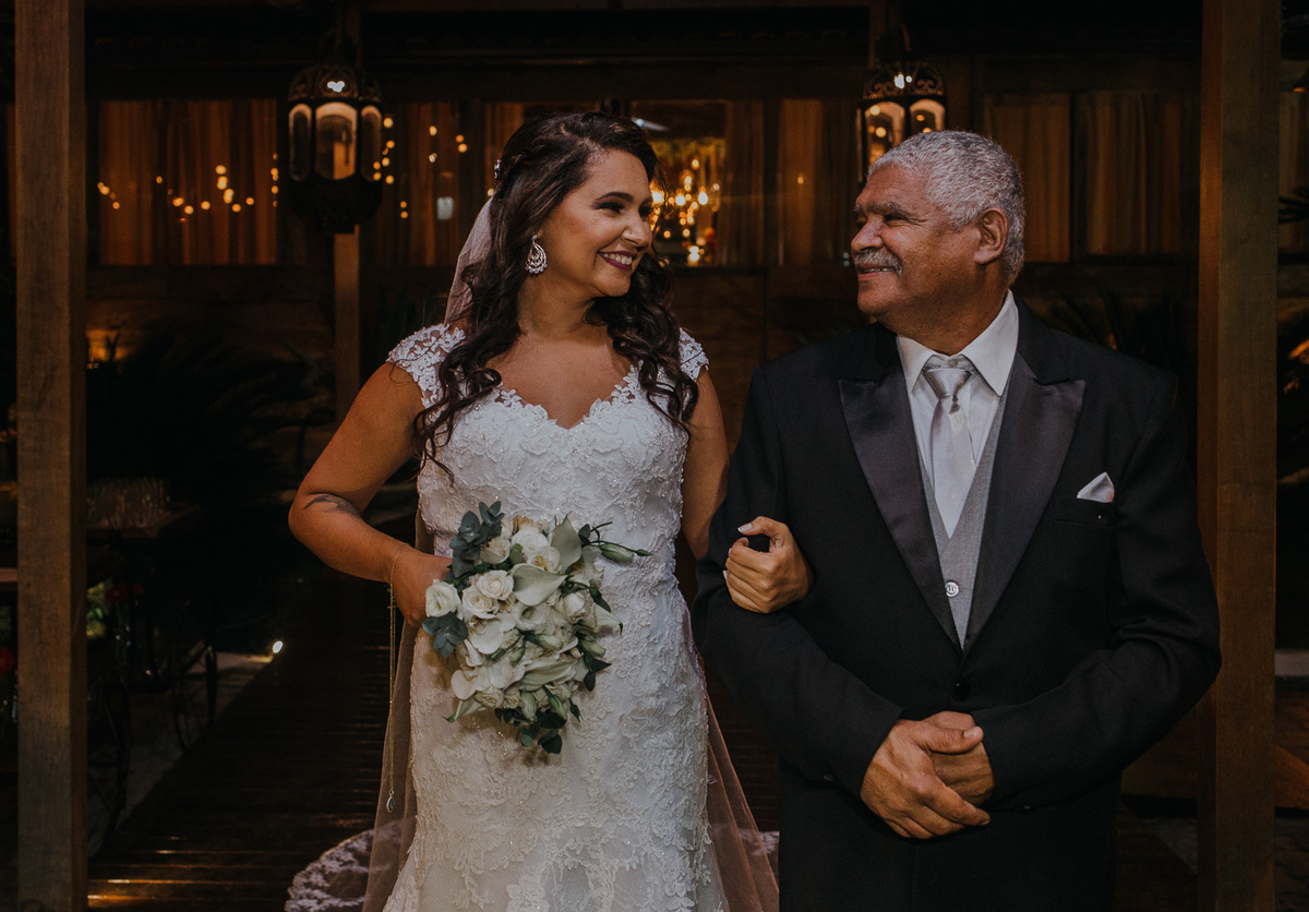noiva rj e o pai da noiva se olham antes de entrar para a cerimonia de casamento no sitio das palmeiras rj