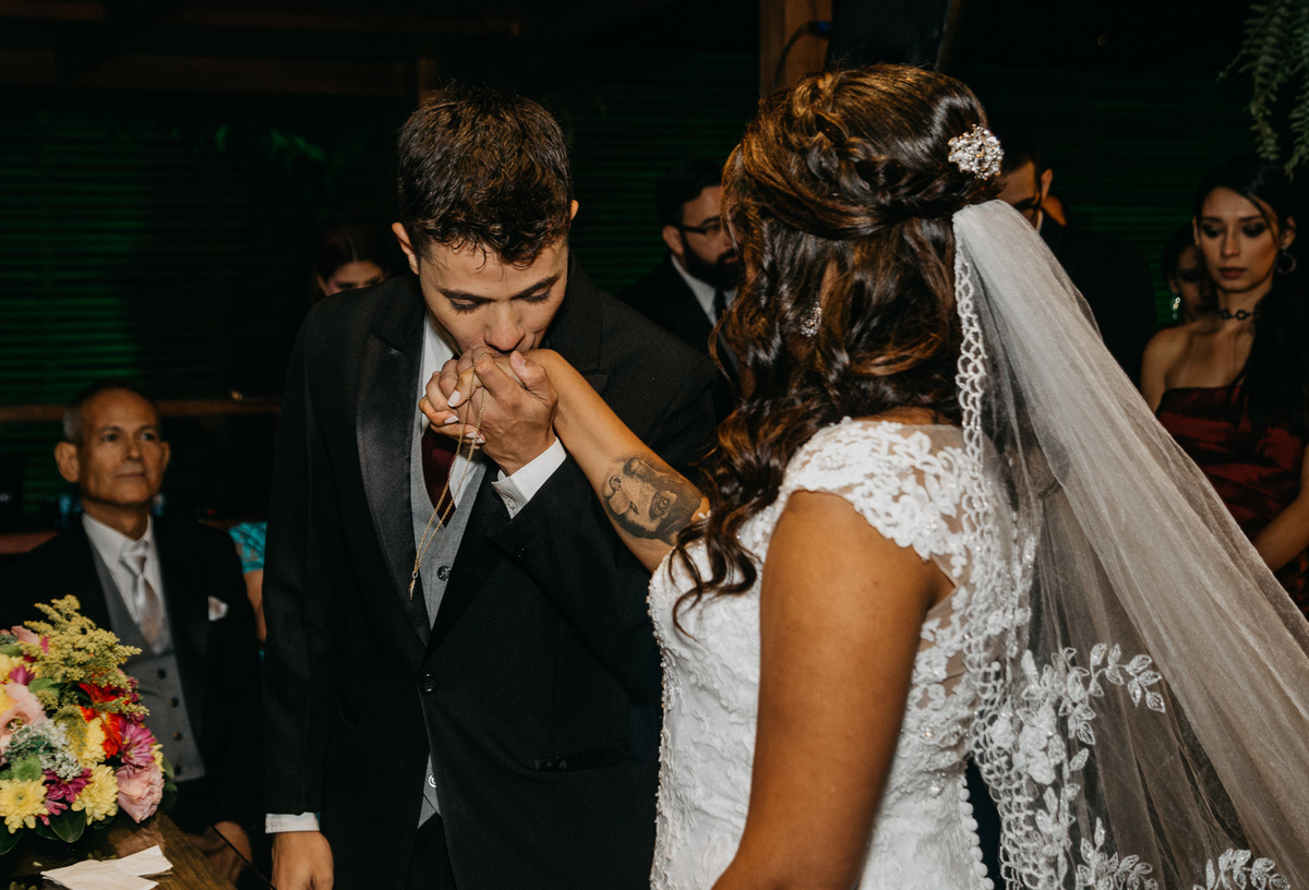 noivo rj beija a mão da noiva sitio das palmeiras durante a cerimonia de casamento