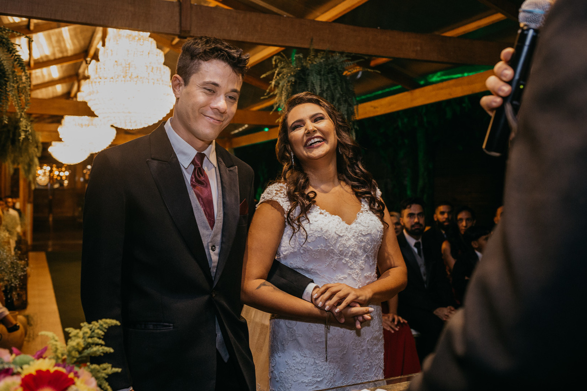 noivos sorrindo cerimonia de casamento sitio das palmeiras vestido de noiva rj