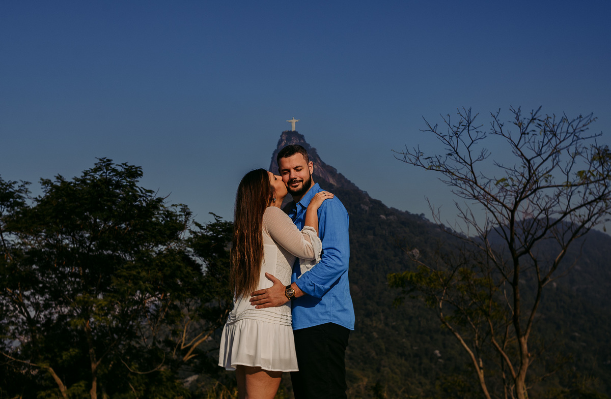 noiva rj beija seu noivo rj no rosto durante o pre casamento realizado no mirante dona marta