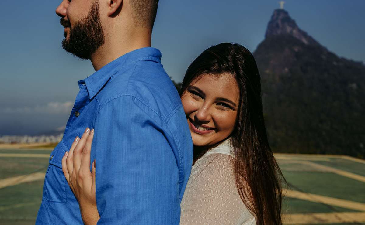 noiva abraçando o noivo rj por tras no mirante dona marta ensaio pre casamento